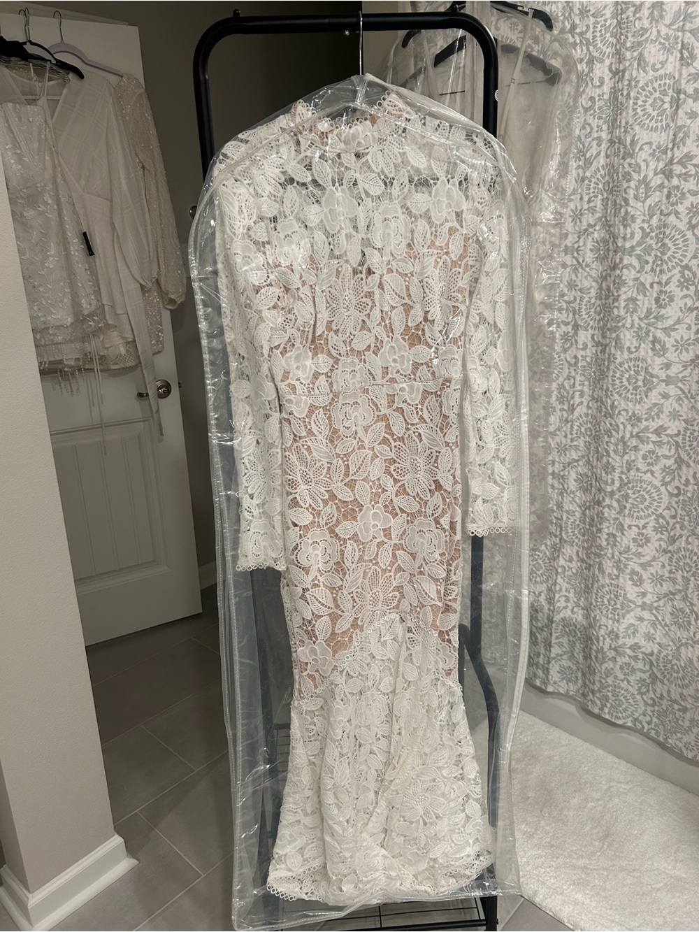 Elegant White Lace Long-Sleeve Sheath Dress